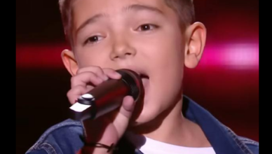 Le garçon a interprété la chanson du célèbre chanteur de telle manière que le jury a dansé à sa place. Le garçon a interprété la chanson du célèbre chanteur de telle manière que le jury a dansé à sa place.
