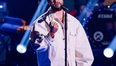Calum Scott bouleverse les coachs et le public de The Voice Germany avec une interprétation poignante de « You Are The Reason », émouvant aux larmes Nico Santos et provoquant une ovation incroyable dans la salle.