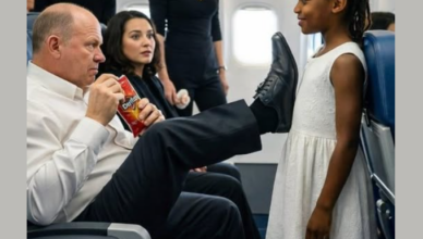 Un passager blanc s’empare du siège d’une jeune multimillionnaire noire ; quelques secondes plus tard, le vol est annulé.