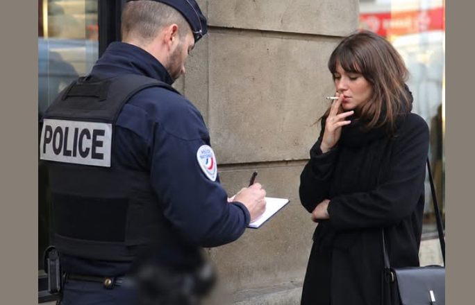 Arrêter de fumer : pourquoi est-ce plus difficile pour les femmes ? Les conseils d’un tabacologue pour y parvenir